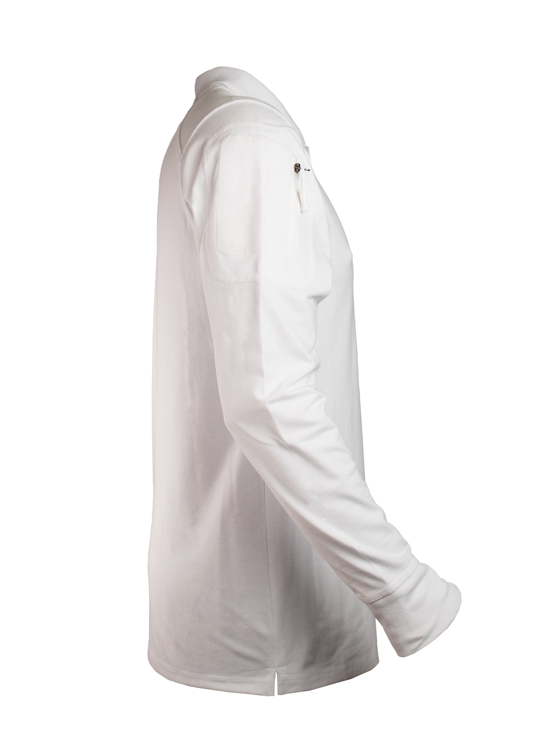 Playera polo táctica blanca de manga larga con velcros en brazos y ventilación en axilas, ideal para personal de seguridad o logística.