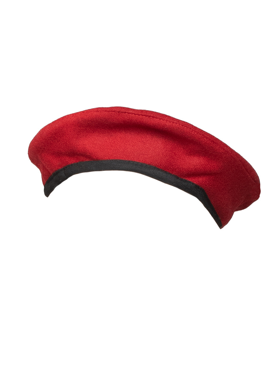 Detalle boina paño roja y negra calidad tela resistente

