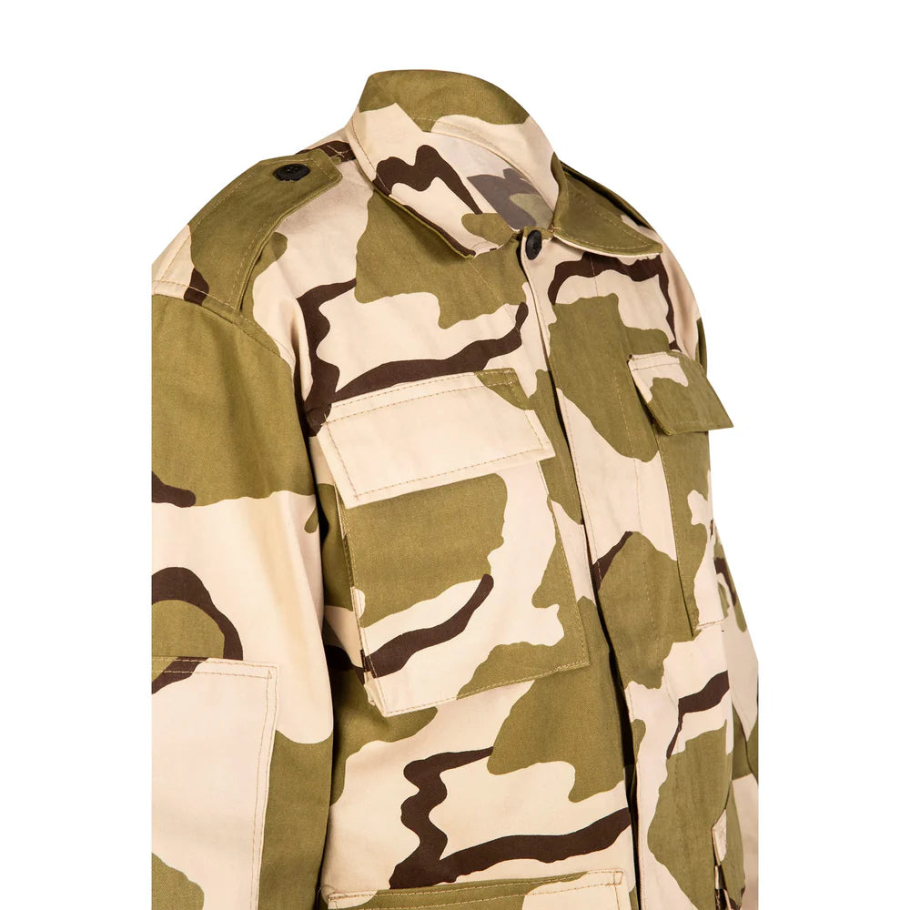 Camisola táctica color camuflaje arena, ligera y transpirable, perfecta para climas cálidos